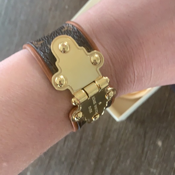 Louis Vuitton Save it Monogram Canvas Wide Cuff - Picture 4 of 13